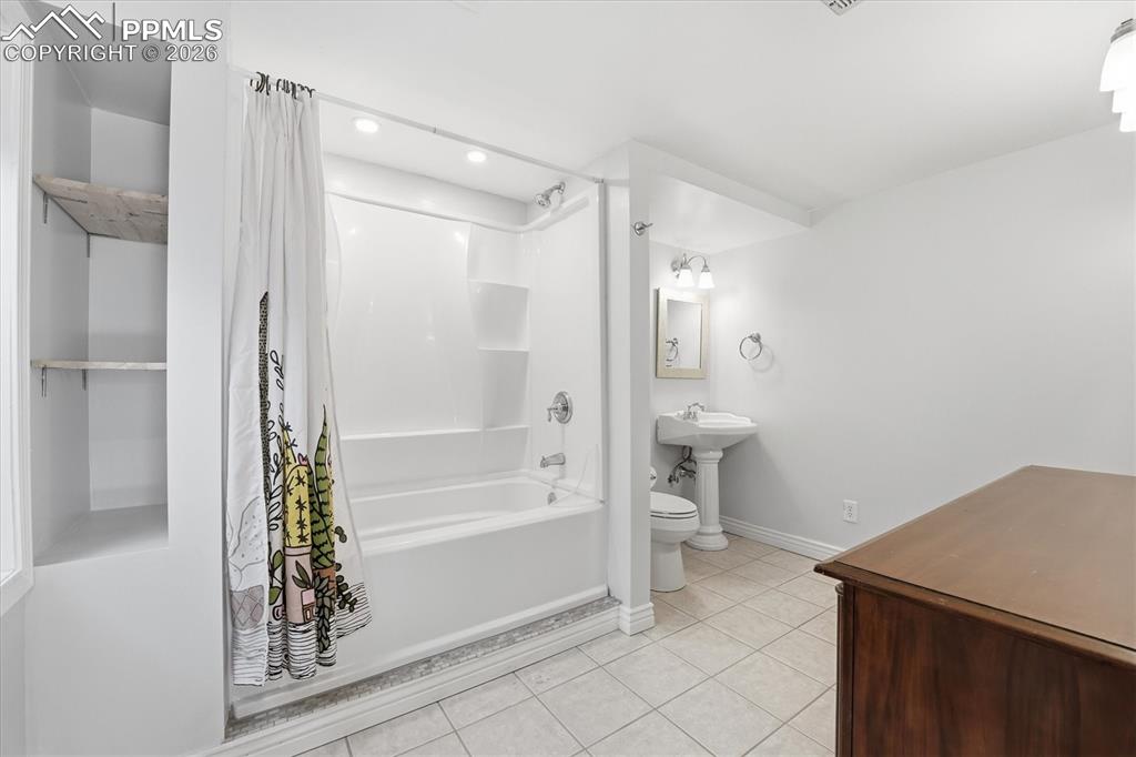 Image 33 of 49: Bathroom