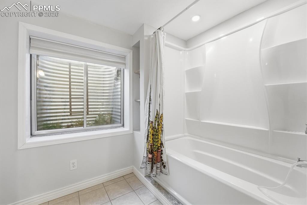 Image 35 of 49: Bathroom