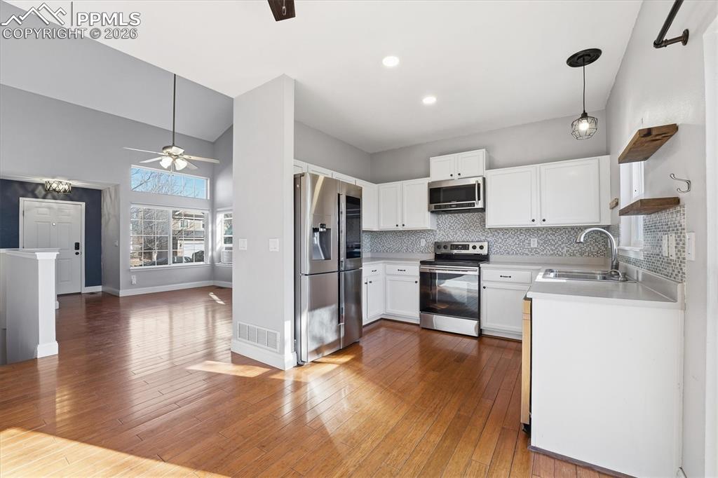 Image 7 of 49: Kitchen