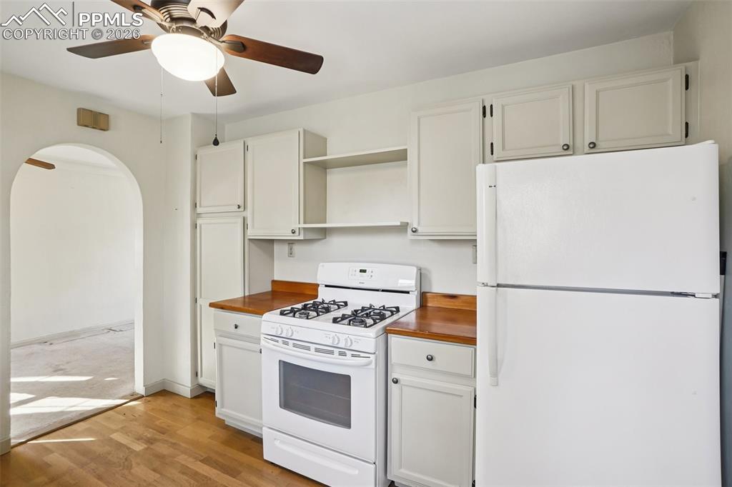 Image 16 of 48: Kitchen view