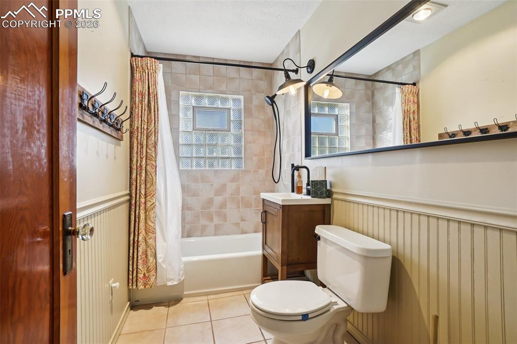 Image 20 of 48: Full bathroom in-between the primary and bedroom 2