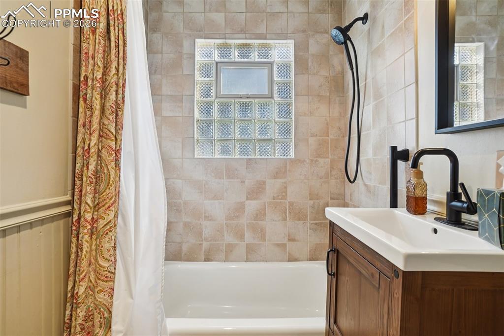 Image 21 of 48: Additional view of the full bathroom