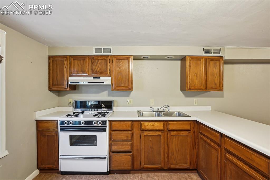 Image 31 of 48: Full kitchen on the lower level