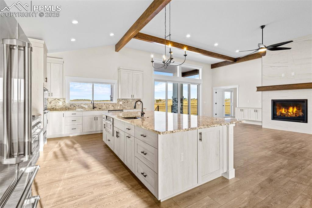 Image 4 of 20: Kitchen