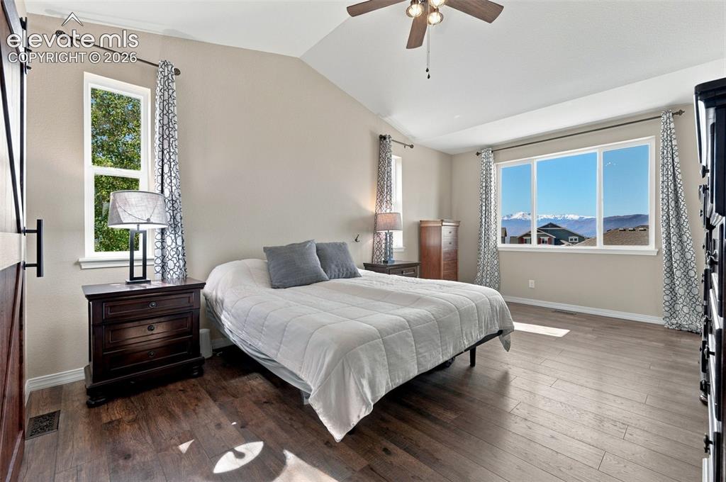 Image 12 of 35: Bedroom