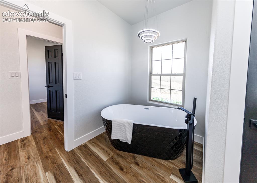 Image 16 of 46: Bathroom