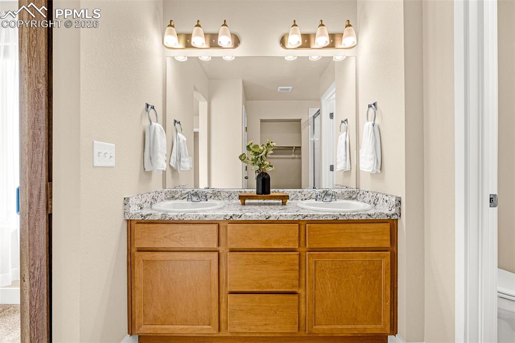 Image 21 of 46: Bathroom