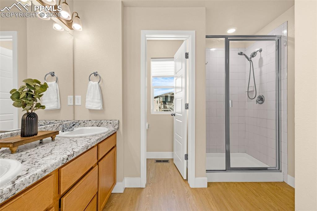 Image 22 of 46: Bathroom