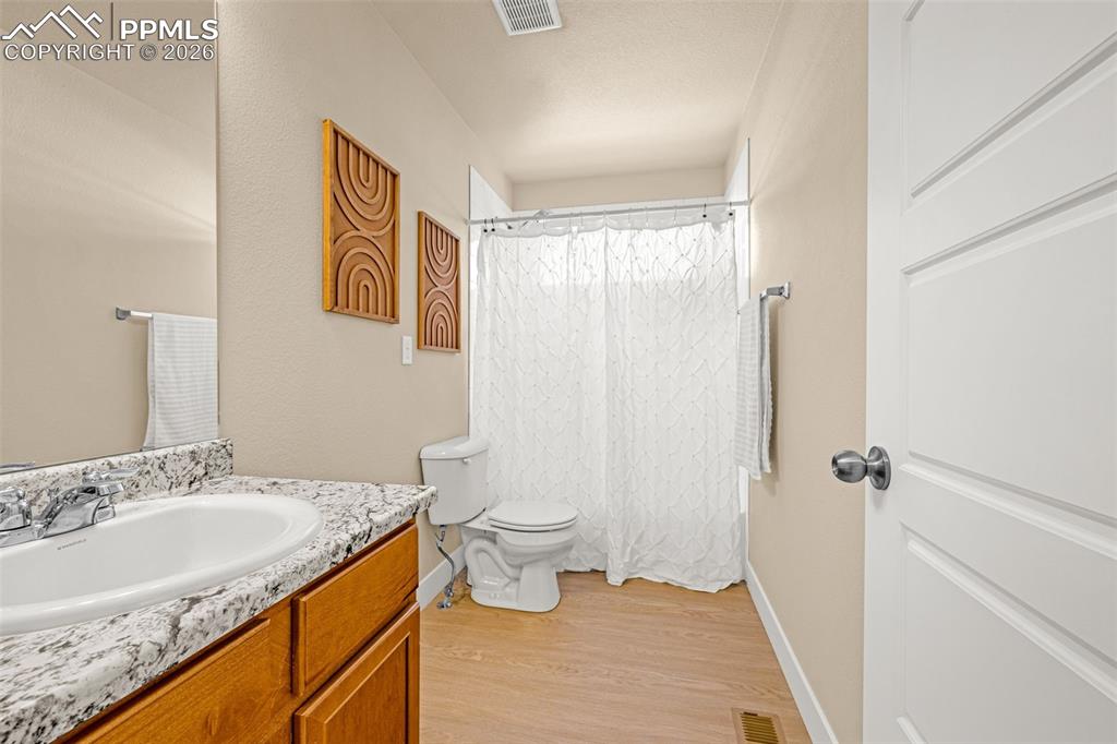 Image 27 of 46: Bathroom