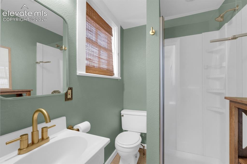 Image 17 of 32: Main level Bathroom.