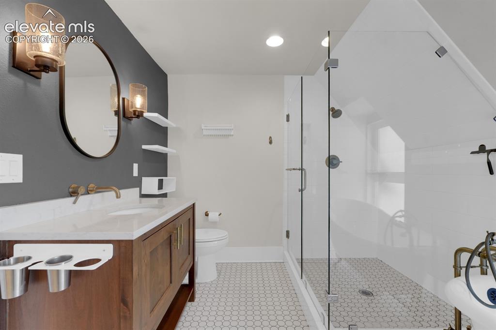Image 21 of 32: Upper level bathroom
