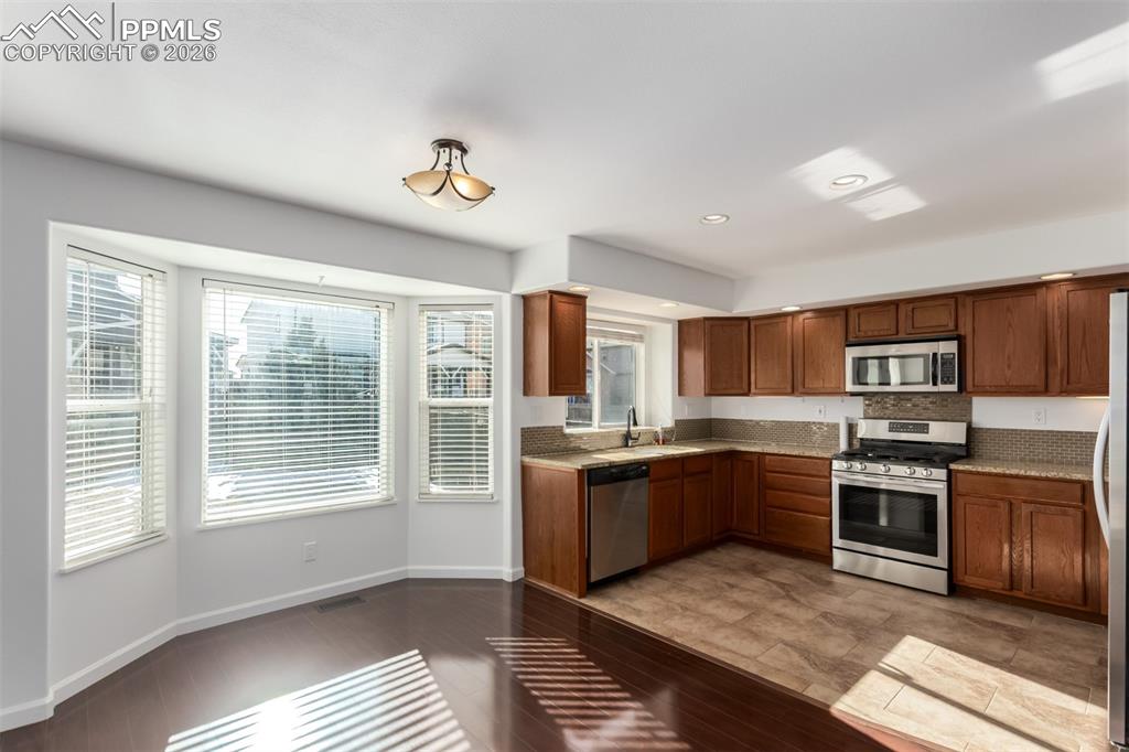 Image 14 of 49: Kitchen