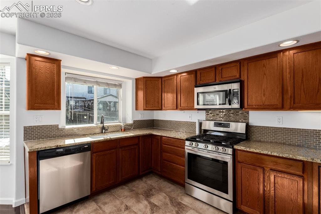 Image 15 of 49: Kitchen