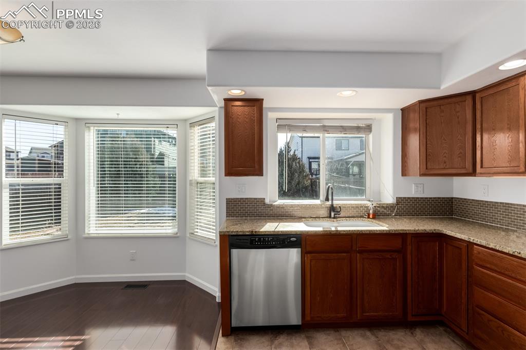 Image 19 of 49: Kitchen