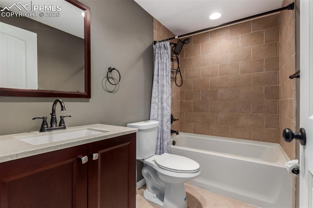 Image 38 of 49: Bathroom