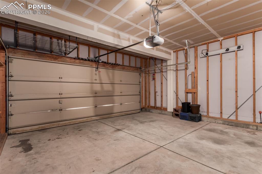 Image 42 of 49: Garage