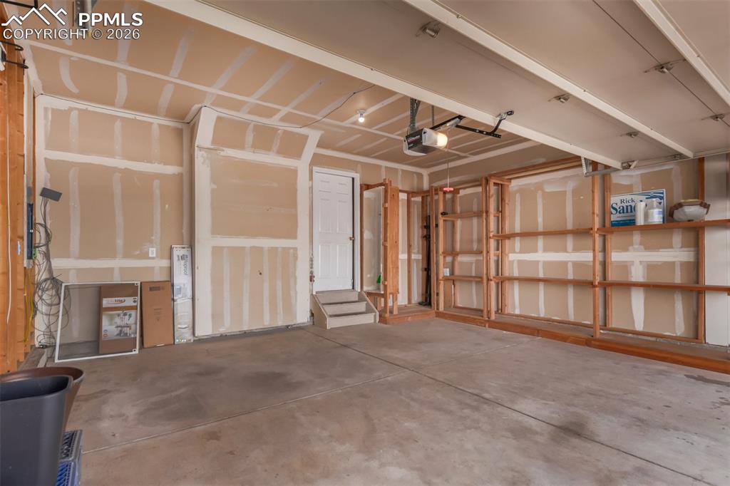 Image 43 of 49: Garage