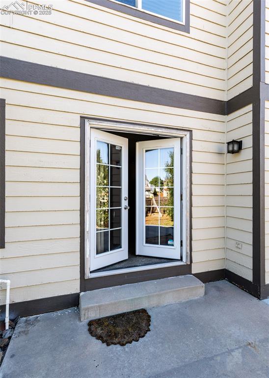 Image 15 of 48: Entry