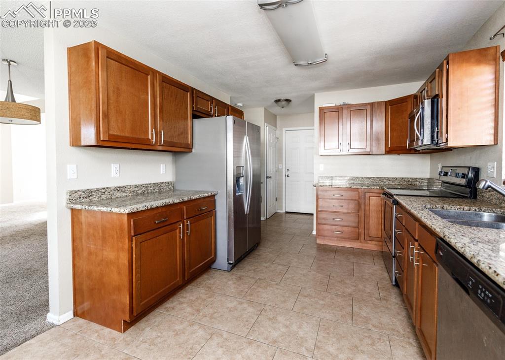 Image 18 of 48: Kitchen