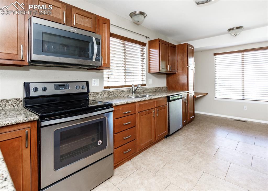 Image 19 of 48: Kitchen