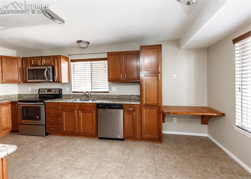 Image 21 of 48: Kitchen