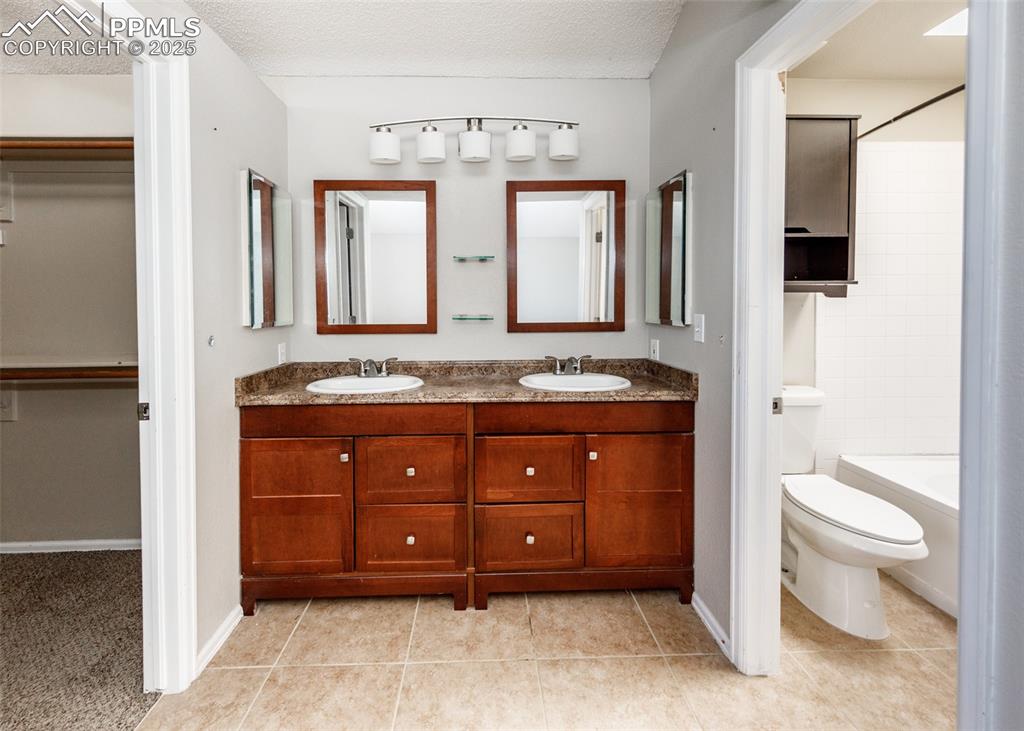 Image 27 of 48: Bathroom