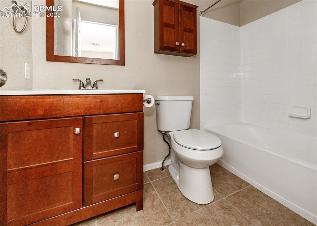 Image 35 of 48: Bathroom