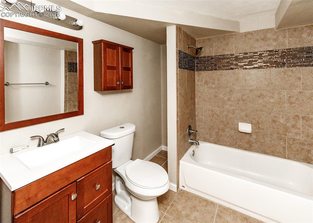 Image 43 of 48: Bathroom