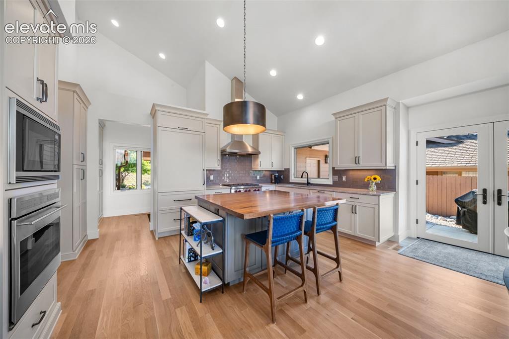 Image 14 of 49: Dining Area