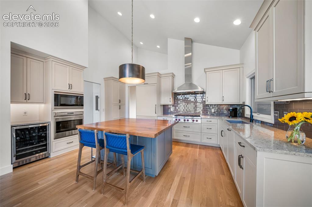 Image 15 of 49: Kitchen