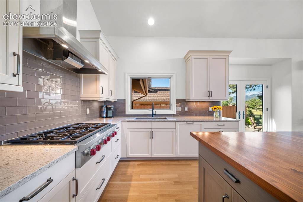 Image 16 of 49: Kitchen
