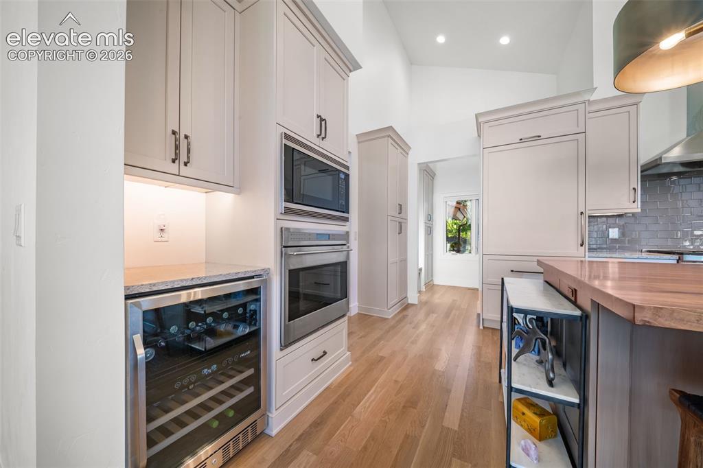 Image 17 of 49: Kitchen