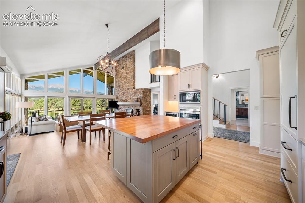 Image 18 of 49: Kitchen