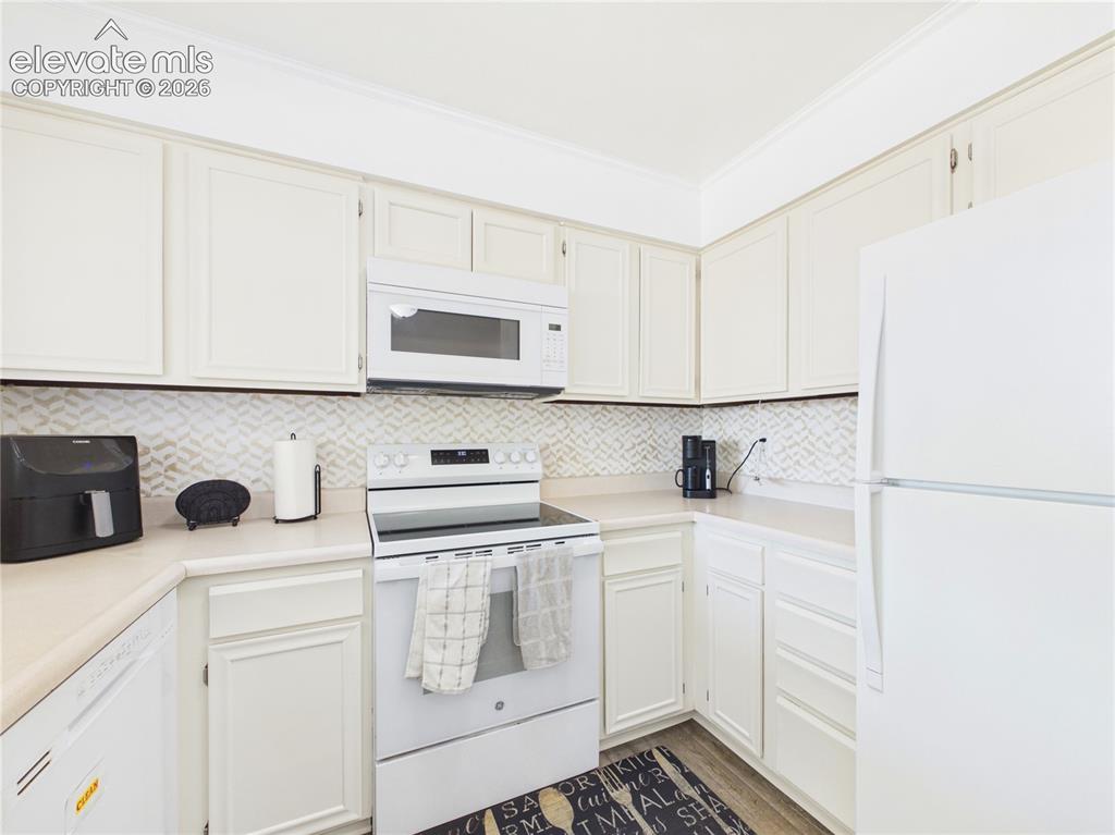 Image 10 of 42: Kitchen