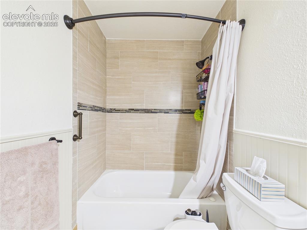 Image 18 of 42: Bathroom