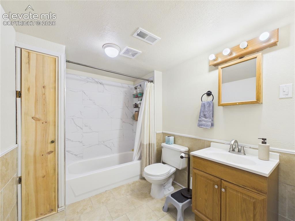 Image 29 of 42: Bathroom
