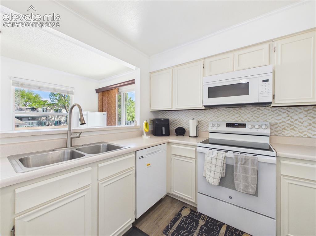 Image 9 of 42: Kitchen