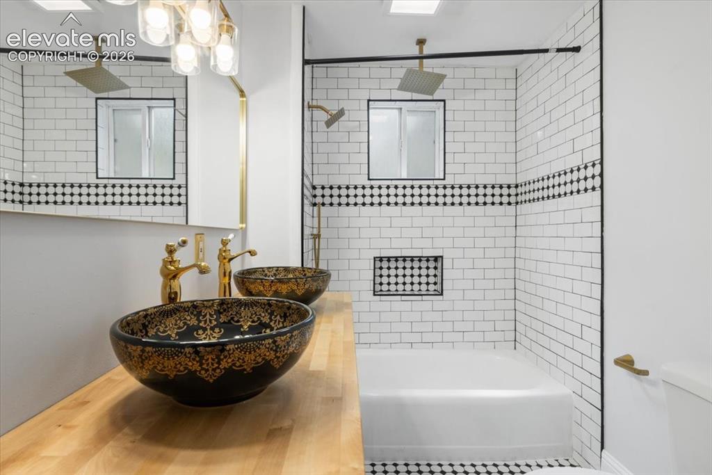 Image 12 of 30: 3 beds, 2 baths