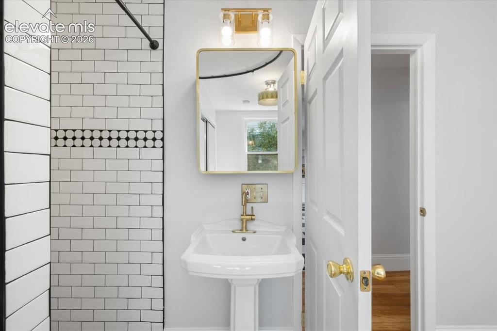 Image 19 of 30: Creative new bath in 2nd bedroom