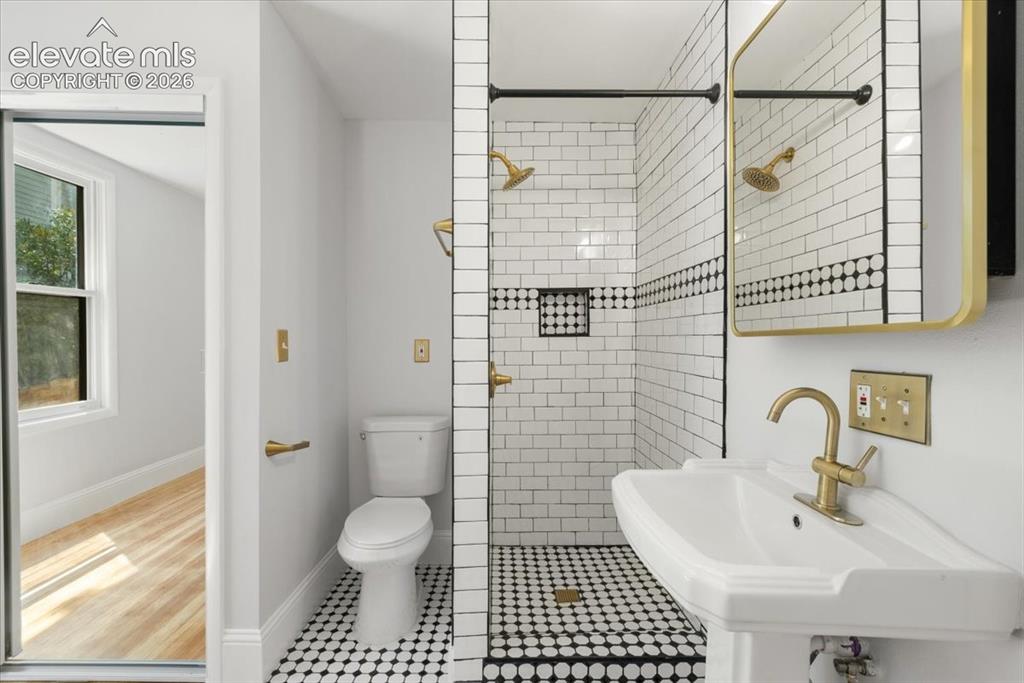 Image 21 of 30: Bathroom