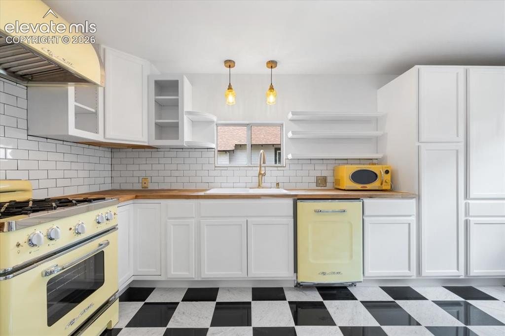 Image 5 of 30: Refreshed kitchen with classic 1950s vibe