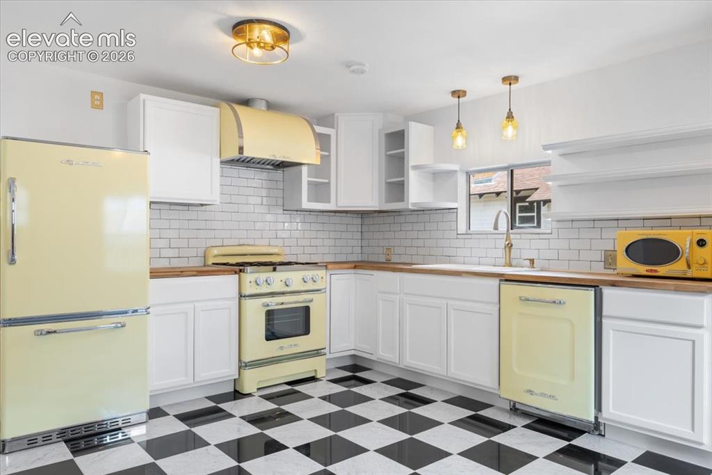 Image 6 of 30: Kitchen