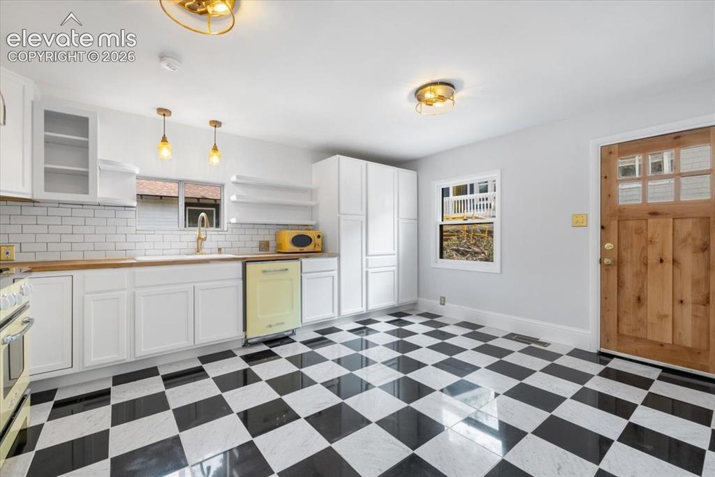Image 7 of 30: Eat-in kitchen