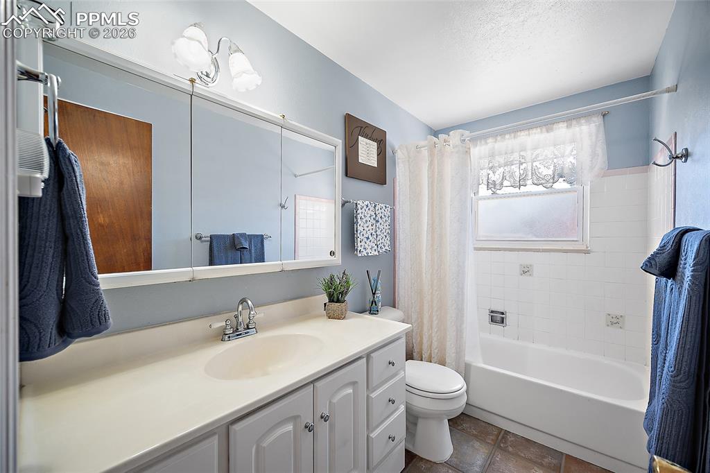 Image 14 of 24: Bathroom