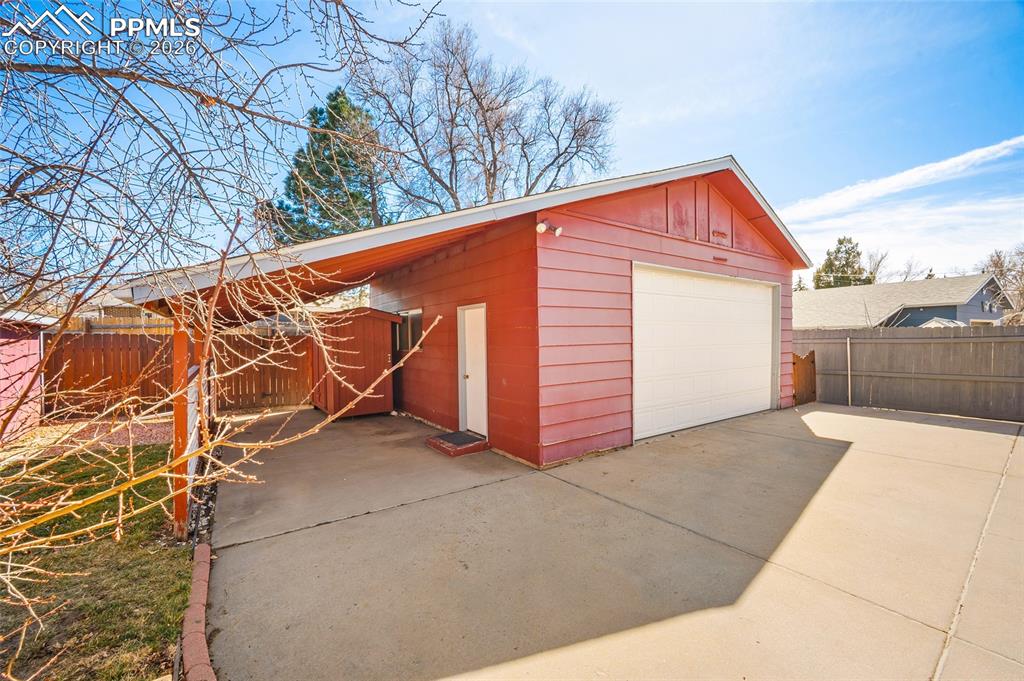 Image 19 of 24: Garage