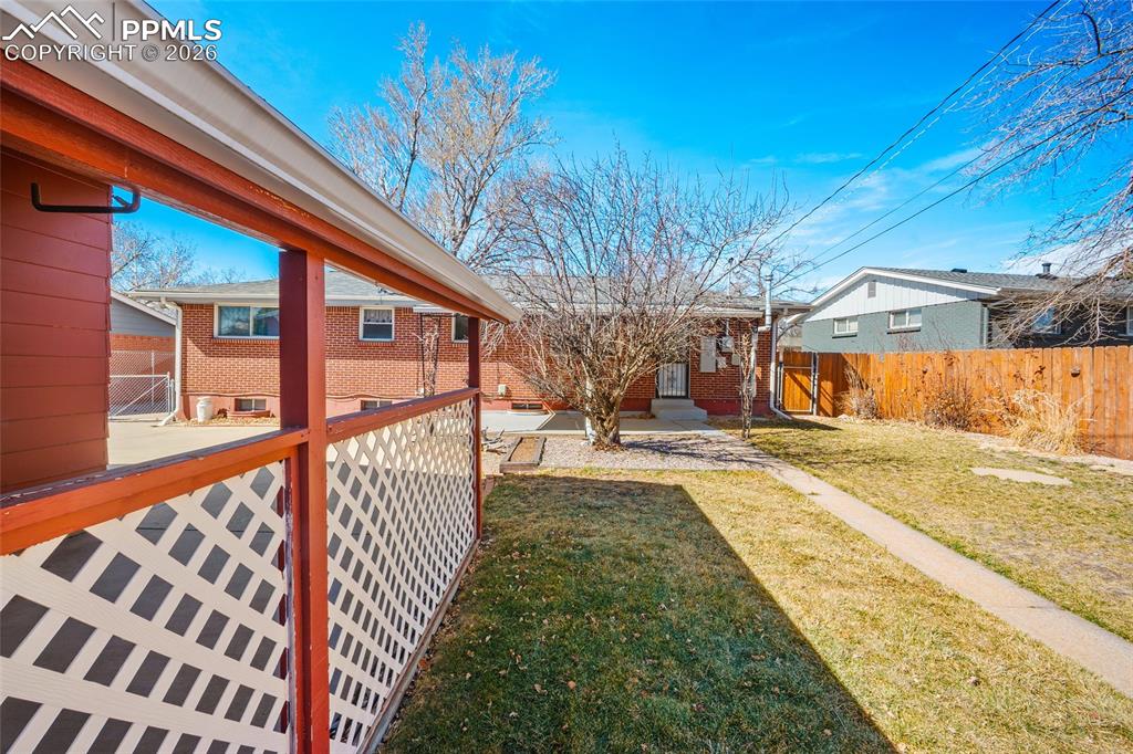 Image 22 of 24: Yard