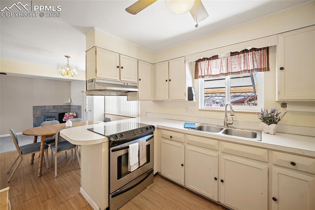 Image 8 of 24: Kitchen