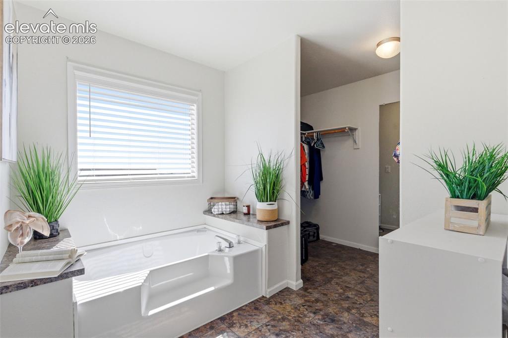 Image 22 of 43: Bathroom