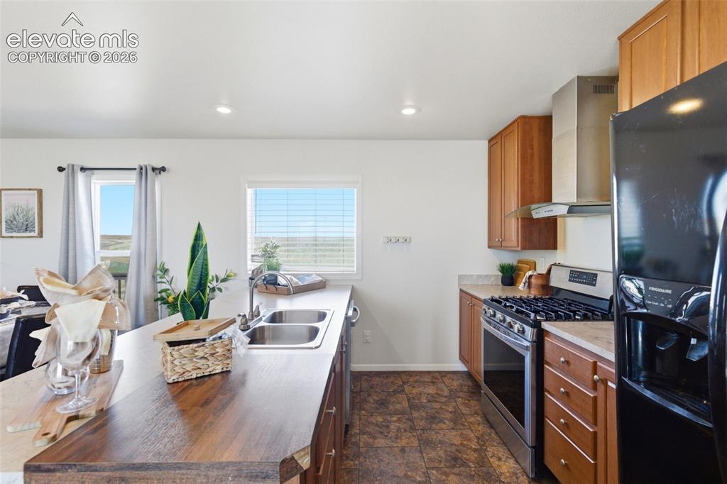 Image 6 of 43: Kitchen
