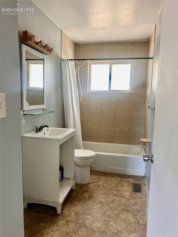 Image 8 of 12: Bathroom